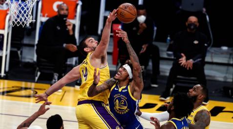 Gasol impide el lanzamiento de Kelly Oubre Jr. Gasol impide el lanzamiento de Kelly Oubre Jr.