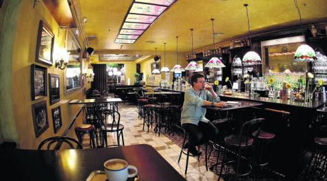 Los bares no servirán en barra, pero elevan su aforo interior a dos tercios Los bares no servirán en barra, pero elevan su aforo interior a dos tercios