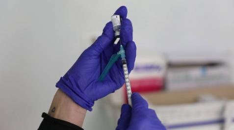 Dimiten los directores de dos hospitales vizcaínos por recibir la vacuna antes de que les tocara Dimiten los directores de dos hospitales vizcaínos por recibir la vacuna antes de que les tocara