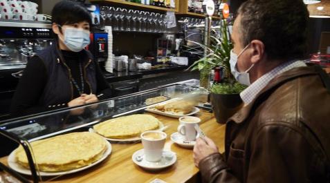 Fotos de la apertura del interior de los bares en Navarra Navarra reabre este jueves el interior de los locales de hostelería con aforo al 30% tras casi dos meses de cierre por las restricciones del Gobierno de Navarra frente al Covid-19.