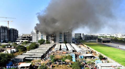 Cinco muertos en el incendio de la fábrica india de la vacuna de Oxford y AstraZeneca Cinco muertos en el incendio de la fábrica india de la vacuna de Oxford y AstraZeneca
