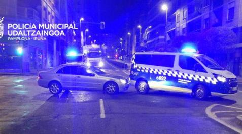 Colisiona con un vehículo de la Policía Municipal y cuadruplica la tasa de alcohol Colisiona con un vehículo de la Policía Municipal y cuadruplica la tasa de alcohol