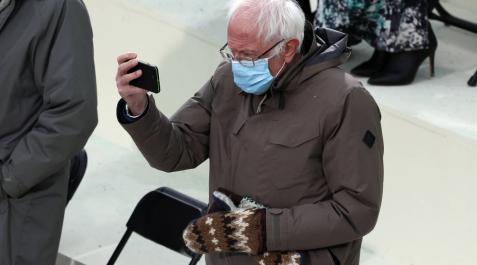 Sanders y sus manoplas roban protagonismo a Biden en Twitter en la investidura Sanders y sus manoplas roban protagonismo a Biden en Twitter en la investidura