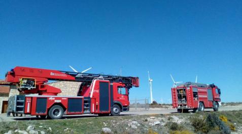 Efectivos de bomberos, en el parque eólico de Fustiñana. Efectivos de bomberos, en el parque eólico de Fustiñana.