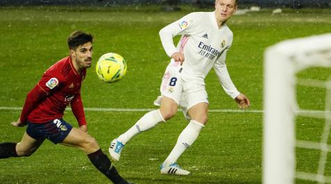 Nacho Vidal observa el balón centrado por Toni Kroos. Nacho Vidal observa el balón centrado por Toni Kroos.