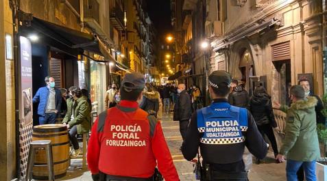 Dos agentes del dispositivo conjunto de Policía Foral y Policía Municipal de Pamplona Dos agentes del dispositivo conjunto de Policía Foral y Policía Municipal de Pamplona