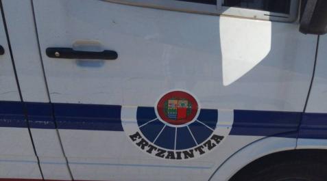 Un coche patrulla de la Ertzaintza. Un coche patrulla de la Ertzaintza.