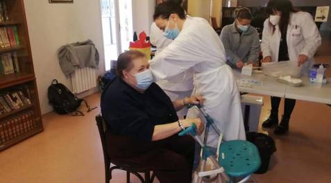 Una mujer recibe la primera dosis de la vacuna en la Misericordia de Tudela. Una mujer recibe la primera dosis de la vacuna en la Misericordia de Tudela.