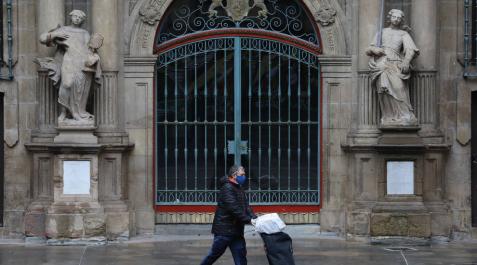 Un transeúnte pasa ante la fachada del Ayuntamiento de Pamplona el pasado mes de abril. Un transeúnte pasa ante la fachada del Ayuntamiento de Pamplona el pasado mes de abril.