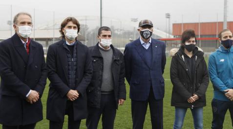 Andoni Goikoetxea, Julen Guerrero, Santi Urquiaga, José Angel Iribar, Erika Vázquez e Iker Muniain, en las instalaciones de Lezama. Andoni Goikoetxea, Julen Guerrero, Santi Urquiaga, José Angel Iribar, Erika Vázquez e Iker Muniain, en las instalaciones de Lezama.