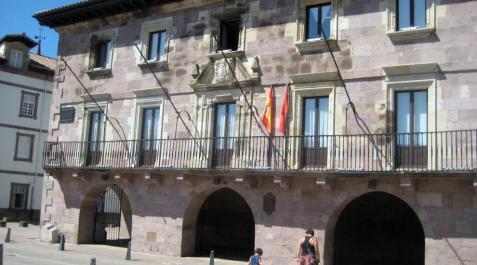 Aspecto parcial del Ayuntamiento de Baztan, en la plaza de los Fueros de Elizondo. Aspecto parcial del Ayuntamiento de Baztan, en la plaza de los Fueros de Elizondo.