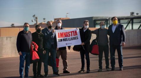 Los presos del 'procés' salen de Lledoners pidiendo la amnistía Los presos del 'procés' salen de Lledoners pidiendo la amnistía