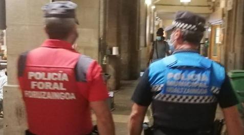 Patrullaje conjunto de Policía Municipal y Policía foral en el centro de Pamplona. Patrullaje conjunto de Policía Municipal y Policía foral en el centro de Pamplona.