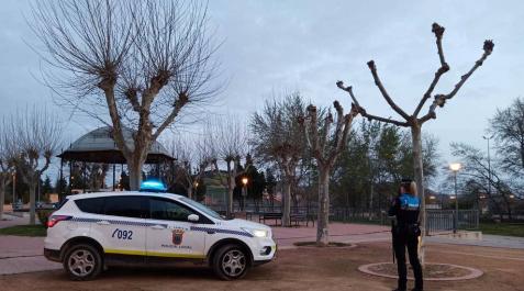 Una agente y un coche de la Policía Local de Tudela. Una agente y un coche de la Policía Local de Tudela.