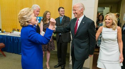 La fotografía de los Clinton y los Biden celebrando sin mascarilla es de 2016 La fotografía de los Clinton y los Biden celebrando sin mascarilla es de 2016