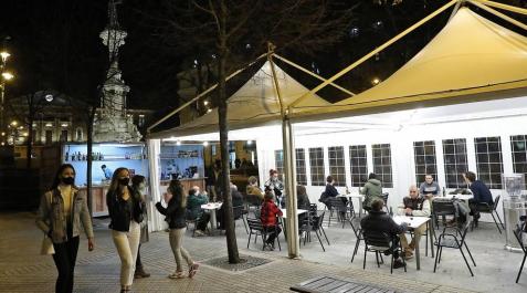 Imágenes de la reapertura de las terrazas de hostelería en Navarra Barañáin, Pamplona, Estella y Tudela, así como el resto de la Comunidad foral, recibieron con visitantes la reapertura de las terrazas de los establecimientos hosteleros este jueves, 26 de noviembre.