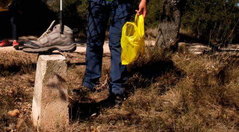 Una persona recoge basura en el Camino de Santiago. Una persona recoge basura en el Camino de Santiago.