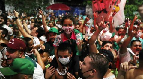 Aficionados del Palmeiras, en las calles de Sao Paulo. Aficionados del Palmeiras, en las calles de Sao Paulo.