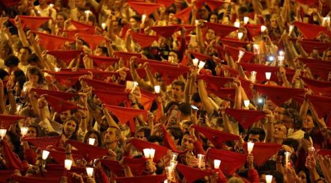 Pamplona dice adiós a San Fermín 2019 en el Pobre de Mí Miles de personas se han reunido este domingo a medianoche en la plaza Consistorial de Pamplona y sus alrededores para despedir los Sanfermines de 2019 con el tradicional 'Pobre de mí'.