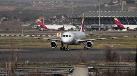 Un avión prepara un aterrizaje de emergencia en Barajas Un avión prepara un aterrizaje de emergencia en Barajas