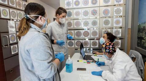 Fotos de la campaña de vacunación contra la covid-19 en Tudela Vacunación contra el coronavirus a los ancianos y trabajadores de la Residencia Nuestra Señora de Gracia en Tudela.