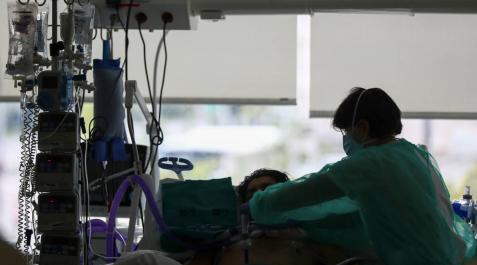 Un médico con un paciente en la UCI del Hospital de la Paz en Madrid. Un médico con un paciente en la UCI del Hospital de la Paz en Madrid.