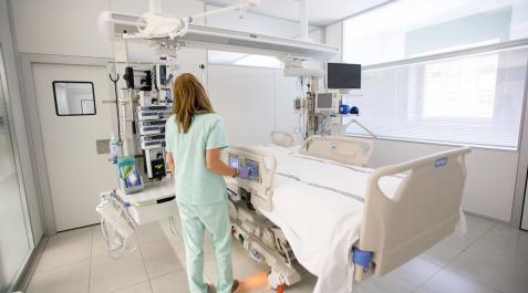 Una enfermera prepara una cama en el CHN. Una enfermera prepara una cama en el CHN.