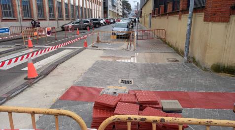 Un error vuelve a levantar parte de la acera de la calle Olite Un error vuelve a levantar parte de la acera de la calle Olite