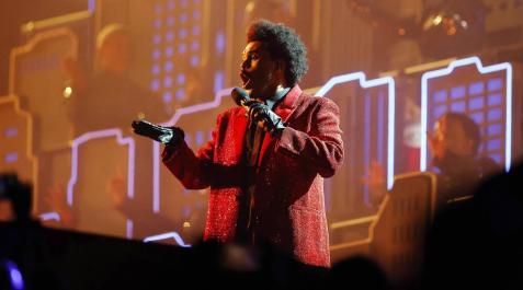 The Weeknd brilla en la Super Bowl El artista cerró el espectáculo con 'Blinding Lights', la canción que lo convirtió en el rey de Tik Tok durante los primeros meses de la pandemia