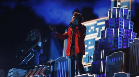 The Weeknd brilla en la Super Bowl El artista cerró el espectáculo con 'Blinding Lights', la canción que lo convirtió en el rey de Tik Tok durante los primeros meses de la pandemia