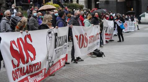Protesta de los hosteleros ante el Palacio de Justicia en Bilbao. Protesta de los hosteleros ante el Palacio de Justicia en Bilbao.