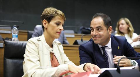 María Chivite y Ramón Alzórriz, en el Parlamento de Navarra. María Chivite y Ramón Alzórriz, en el Parlamento de Navarra.