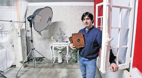 El buen ojo del bisabuelo que mantiene su bisnieto El buen ojo del bisabuelo que mantiene su bisnieto