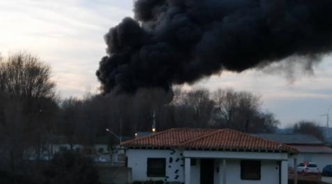 Arde un tractor y dos depósitos de gasóleo en una granja de Barásoain Arde un tractor y dos depósitos de gasóleo en una granja de Barásoain