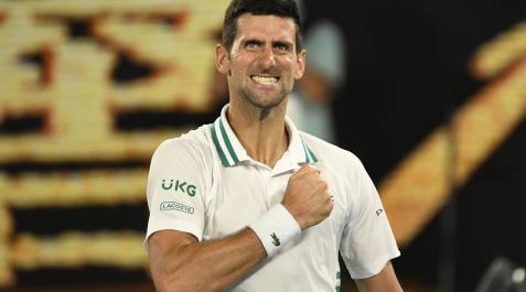 Djokovic despierta del sueño a Karatsev para acceder a su novena final Djokovic despierta del sueño a Karatsev para acceder a su novena final