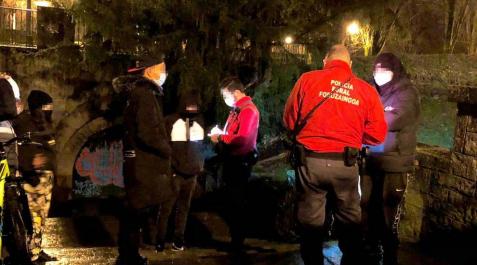 La Policía Foral, en un botellón en Pamplona. La Policía Foral, en un botellón en Pamplona.