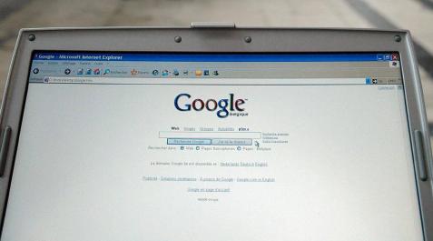 Una pantalla de ordenador con la página del buscador Google.