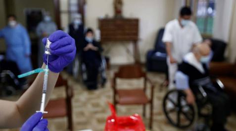 Familiares exigen poder visitar a los residentes vacunados Familiares exigen poder visitar a los residentes vacunados