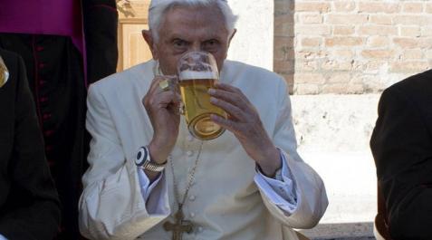 Benedicto XVI celebra su 90 cumpleaños con cerveza en una fiesta bávara Benedicto XVI celebra su 90 cumpleaños con cerveza en una fiesta bávara