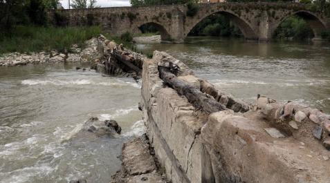La presa de Santa Engracia con la escotadura central por donde se cuela el agua del río Arga desde hace más de dos años. Al fondo, el puente de Santa Engracia. La presa de Santa Engracia con la escotadura central por donde se cuela el agua del río Arga desde hace más de dos años. Al fondo, el puente de Santa Engracia.