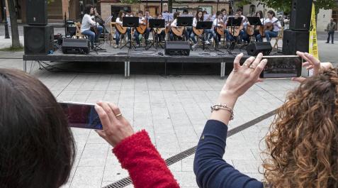 Escuelas de toda Navarra llevan su música a plazas y calles de Estella El tiempo permitió seguir el guión al principio, pero la lluvia marcó la recta final de la mañana e hizo cambiar escenarios