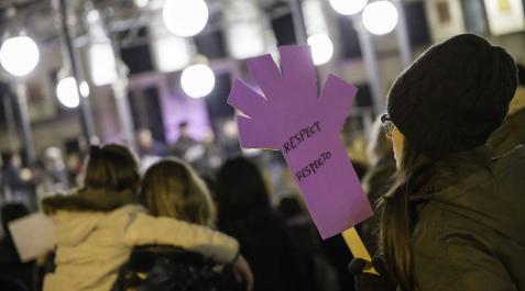 Una mujer pide respeto en una concentración contra la violencia machista en Tudela. Una mujer pide respeto en una concentración contra la violencia machista en Tudela.
