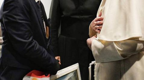 El papa Francisco, durante el encuentro mantenido con el padre de Aylan Kurdi, el niño sirio-kurdo de tres años que murió ahogado intentando llegar a Turquía en 2015 escapando de la guerra El papa Francisco, durante el encuentro mantenido con el padre de Aylan Kurdi, el niño sirio-kurdo de tres años que murió ahogado intentando llegar a Turquía en 2015 escapando de la guerra