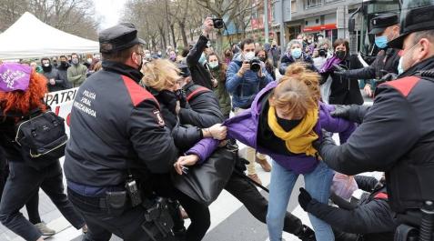 Varias mujeres se encadenan en el Parlamento, y una de ellas acaba detenida Varias mujeres se encadenan en el Parlamento, y una de ellas acaba detenida