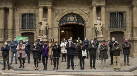 Varias mujeres se encadenan en el Parlamento, y una de ellas acaba detenida Varias mujeres se encadenan en el Parlamento, y una de ellas acaba detenida