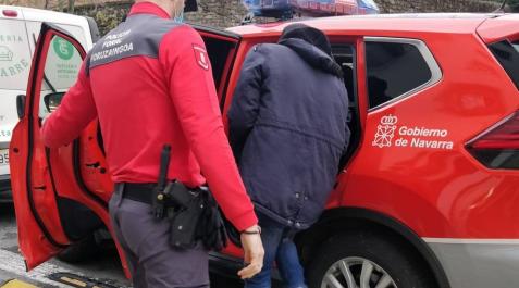 Un policía foral introduce a un detenido en el vehículo policial. Un policía foral introduce a un detenido en el vehículo policial.