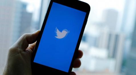 Un móvil con la aplicación de Twitter Un móvil con la aplicación de Twitter