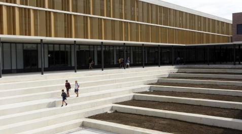 Arranca el curso en el nuevo Salesianos de Sarriguren El nuevo centro de educación Secundaria y de Formación Profesional acogió el lunes la presentación de los alumnos con los últimos retoques en el equipamiento de aulas y talleres pendientes y tras una inversión de 37,2 millones de euros.