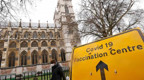 Una señal que indica un centro de vacunación, junto a la Abadía de Westminster. Una señal que indica un centro de vacunación, junto a la Abadía de Westminster.