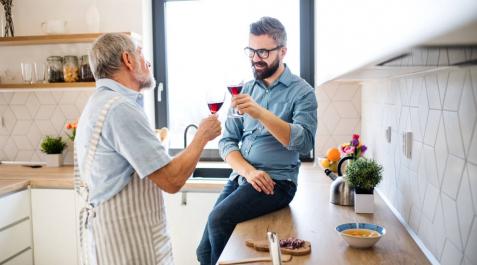 Un padre y un hijo celebran el Día del Padre con un brindis. Un padre y un hijo celebran el Día del Padre con un brindis.